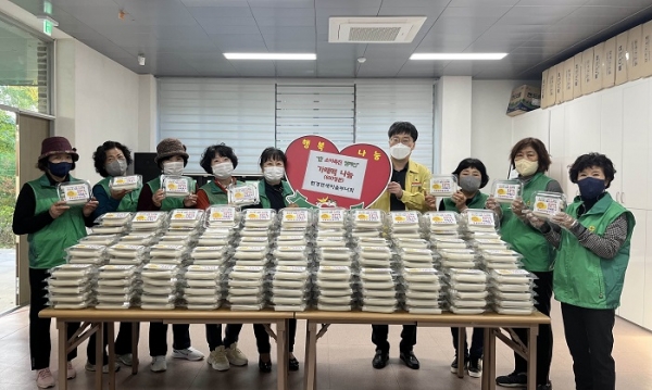 ▲무안군 현경면에서 쌀 소비 촉진을 위해 가래떡 나눔 행사를 펼쳤다.(사진제공=무안군)