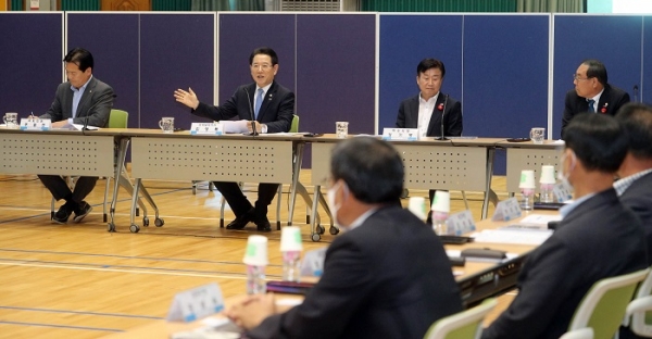 ▲여수 남면 금오도 해상교량 건설 주민간담회 모습(사진제공=전라남도)