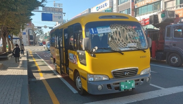 ▲목포시가 시내버스 파업으로 인한 시민 불편 최소화를 위해 운행 중인 비상수송차량을 주말에도 운영한다.(사진제공=목포시)