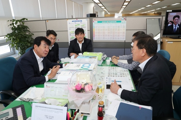 ▲김성 장흥군수는 지난 20일 전남도청을 찾아 지역 현안사업 추진을 위한 예산 확보에 나섰다.(사진제공=장흥군)