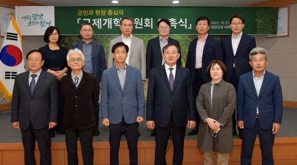 ▲담양군은 21일 군청 대회의실에서 규제개혁위원 위촉식을 갖고 기념촬영을 하고 있다.(사진제공=담양군)