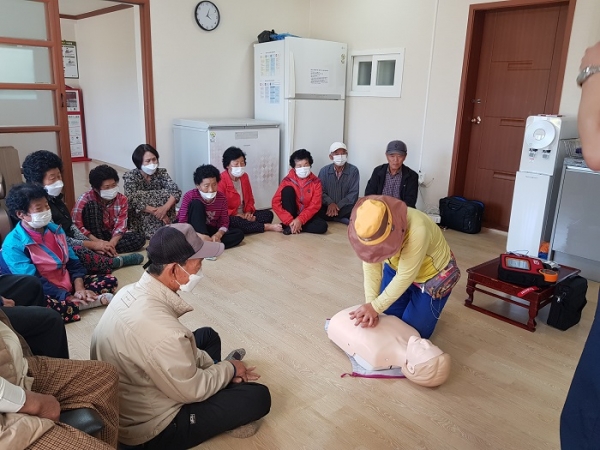 ▲담양군이 24일부터 자동 심장충격기 설치 경로당 45개소 약 500여 명을 대상으로 위급상황 발생 시 행동요령 및 심폐소생술 교육을 진행한다.(사진제공=담양군)