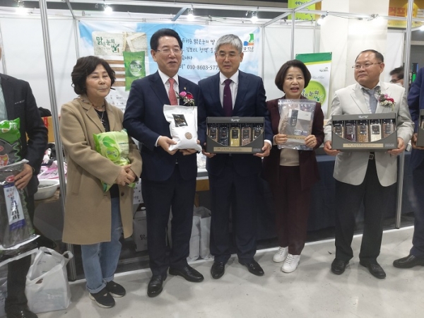 ▲지난 21일 aT센터에서 열린 전남 로컬푸드 큰잔치 행사에 참여한 김영록 전라남도지사와 유미자 부군수, 차용수 재경강진향우회장를 비롯한 향우들(사진제공=강진군)