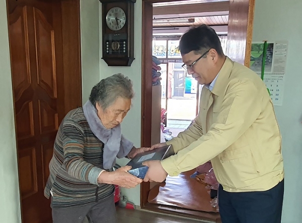 ▲보성군 조성면은 10월 경로의 달을 맞아 ‘홀로 사는 어르신 찾아뵙는 날’을 추진하고, 관내 70명의 홀로 사는 어르신 가정을 방문했다.(사진제공=보성군)