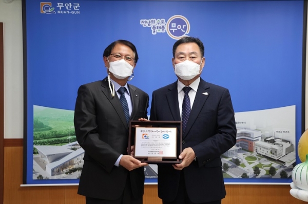 ▲김산 무안군수가 수산업협동조합중앙회 감사패를 받았다.(사진제공=무안군)