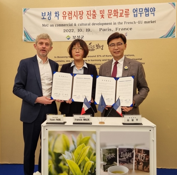 ▲김철우 보성군수가 (주)달리우스 Francis MALEK, 박정윤 대표와 보성 차를 비롯한 농특산물 유럽시장 수출 및 문화교류 협력을 위한 MOU를 체결했다.(사진제공=보성군)