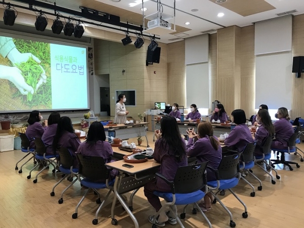 ▲장흥군정신건강복지센터는 장흥통합의료병원에서 임산부 20명을 대상으로 힐링 프로그램을 진행했다.(사진제공=장흥군)