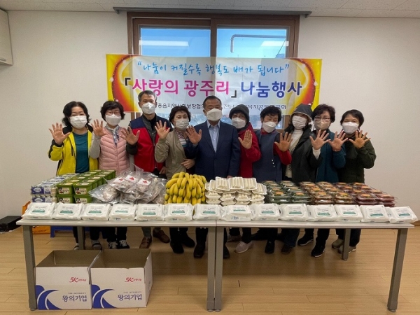▲장흥군 장흥읍 지역사회보장협의체는‘사랑의 광주리’나눔 행사를 지난 27일 가졌다.(사진제공=장흥군)