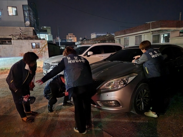 ▲담양군은 자동차 관련 지방세 및 과태료 체납액 정리를 위해 재무과와 과태료 부서가 특별 영치반을 편성해 야간영치활동을 진행했다.(사진제공=담양군)