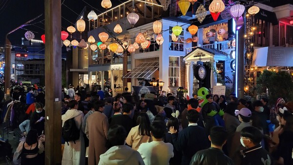 ▲29일 서울 이태원동 핼로원 축제 현장에서 154명 사망하고 132여명 부상하는 대참사가 발생했다.사진은 사고가 난 해밀톤 호텔 근처 골목 앞 모습 (사진=독자제공)