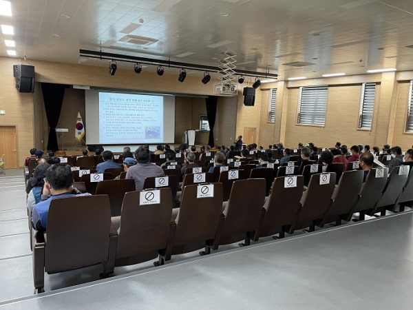 ▲담양군이 지난 28일 담빛농업관에서 관내 원예농가를 대상으로 원예용 수정벌 관리 권역별 순회교육을 실시했다.(사진제공=담양군)