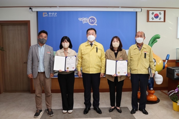 ▲무안군은 지난 28일 전라남도 주최 2022년 개별공시지가 워크숍에서 송한별 주무관이 2021년 대상 수상에 이어 올해 최우수상을 수상했다.(사진제공=무안군)