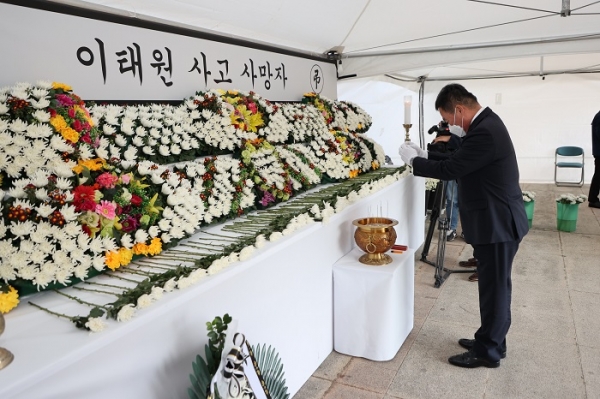 ▲김산 무안군수가 31일 오후 3시 이태원 참사 희생자 합동분향소를 찾아 조문했다.(사진제공=무안군)