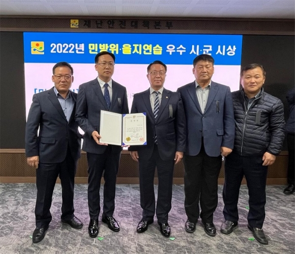 ▲장흥군은 1일 전남도청 재난종합상황실에서 민방위 유공으로 전라남도로부터 우수기관 표창을 수상했다.(사진제공=장흥군)
