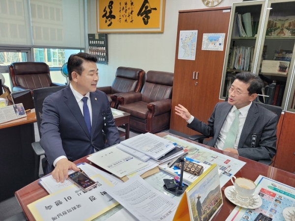 ▲정인화 광양시장은 지난 2일 국회 방문 2023년 국비 확보를 건의했다.(사진제공=광양시)