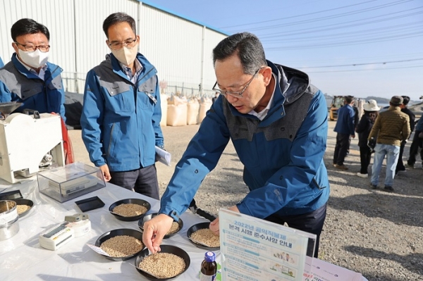 ▲명현관 해남군수가 해남군 북일면 신월마을 공공비축미곡 건조벼 수매 현장을 찾아 현장점검을 실시했다.(사진제공=해남군)