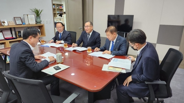▲강종만 영광군수는 지난 2일 윤영덕 의원을 만나 면담 시간을 가졌다.(사진제공=영광군)