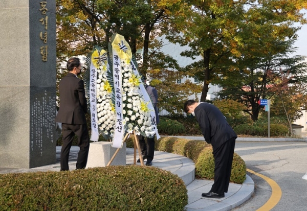 ▲이정선 광주광역시교육감이 제93주년 학생독립운동기념일을 맞이해 3일 광주학생독립운동기념탑을 참배했다.(사진제공=광주광역시교육청)