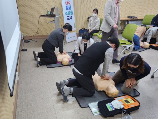 ▲광산구는 3일 직원을 대상으로 ‘심폐소생술 등 응급상황대응 역량강화 교육’을 실시했다.(사진제공=광산구)
