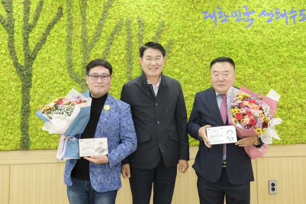 ▲(재)순천만국제정원박람회조직위원회는 4일 뉴스깜 이기장 대표와 한국웃음교육원 장동완 원장을 2023순천만국제정원박람회 시민 홍보대사로 위촉했다.(좌로부터 장동완 한국웃음교육원장, 노관규 순천시장, 이기장 뉴스깜 대표.사진제공=순천시)