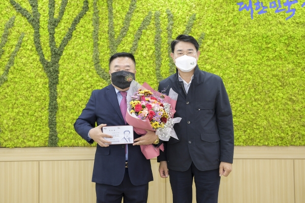 ▲(재)순천만국제정원박람회조직위원회는 4일 뉴스깜 이기장 대표를 2023순천만국제정원박람회 시민 홍보대사로 위촉했다.(사진왼쪽 이기장 뉴스깜 대표, 사진 오른쪽 노관규 순천시장.사진제공=순천시)