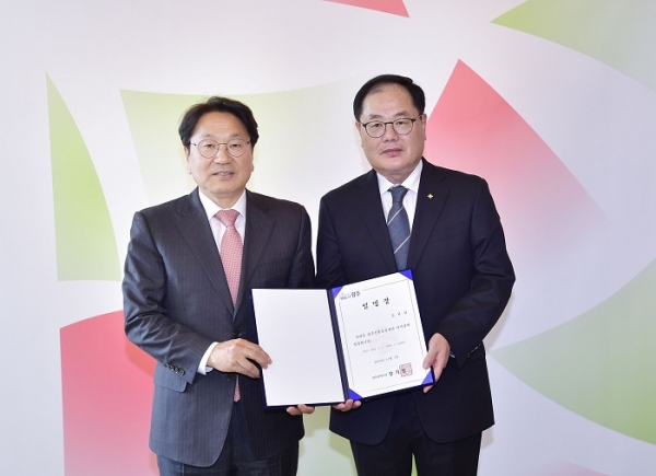 ▲강기정 광주광역시장이 7일 오후 시청 접견실에서 김귀남 광주신용보증재단 이사장에게 임명장을 수여했다.(사진제공=광주광역시)