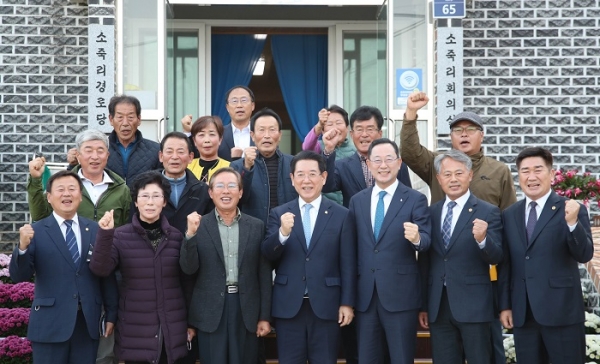▲김영록 전라남도지사가 7일 해남 송지면 소죽마을을 찾아 ‘도지사와 함께하는 마을좌담회’를 갖고 기념촬영을 하고 있다.(사진제공=전라남도)