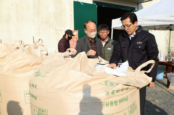 ▲우승희 영암군수는 지난 7일 영암읍 공공비축미 수매현장을 방문했다.(사진제공=영암군)