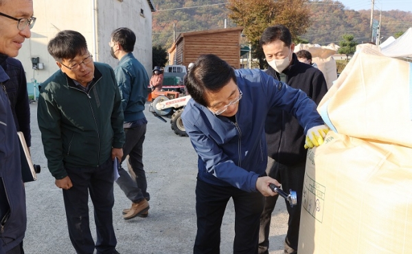 ▲강진원 강진군수가 지난 7일 성전면 신풍 47호 창고 공공비축미곡 매입 현장을 찾았다.(사진제공=강진군)