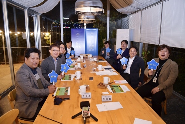 ▲강기정 광주광역시장이 지난 7일 오후 서구 상무지구 한 카페에서 기후·환경 전문가들과 월요대화과 갖고 '2045 탄소중립 가능한가'를 주제로 의견을 나눈 뒤 기념촬영을 하고 있다.(사진제공=광주광역시)