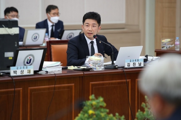 ▲전라남도의회 교육위원회 김진남 의원은 여수·순천·광양·곡성·구례·고흥·보성 교육지원청 행정사무감사에서 “수학여행이 예정된 학교의 학생 안전에 철저히 신경 쓸 것”을 당부했다.(사진제공=전라남도의회)