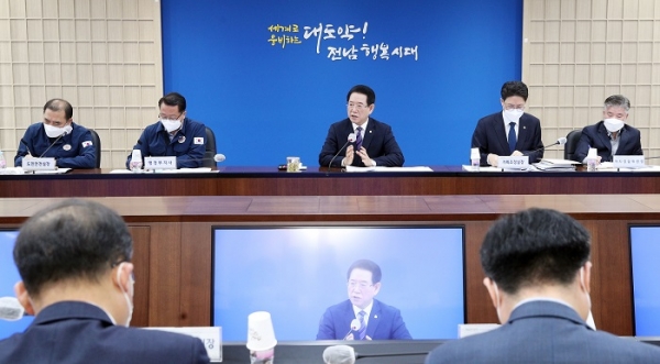▲김영록 전남지사는 9일 도청 서재필실에서 실국장 정책회의를 개최했다.(사진제공=전라남도)