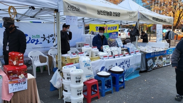 ▲전라남도는 최근 서울 마포구 디지털미디어센터(DMC)서 열린 ‘농부의 시장 직거래장터’를 통해 홍보활동을 펼쳤다.(사진제공=전라남도)