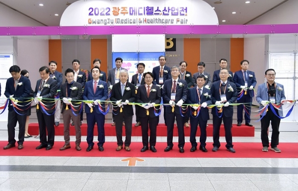 ▲강기정 광주광역시장이 11일 오후 서구 김대중컨벤션센터에서 열린 '2022 광주 메디 헬스 산업전'에 참석해 내빈들과 테이프를 커팅하고 있다.(사진제공=광주광역시)