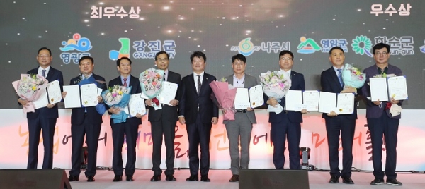 ▲강진군이 2022년 전라남도 농정업무 종합평가에서 최우수상을 차지해 강진원 강진군수가 시상식에 참석했다.(왼쪽에서 세 번째 강진원 강진군수.사진제공=강진군)