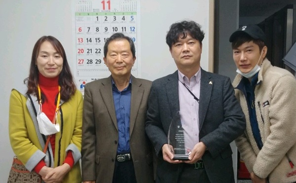 ▲서상기 (사)전국아파트입주자대표회의연합회 광주광역시 지부장이 브라운스톤 진월 아파트 입주자 대표회의로부터 감사패를 받았다.(사진=김필수 기자)
