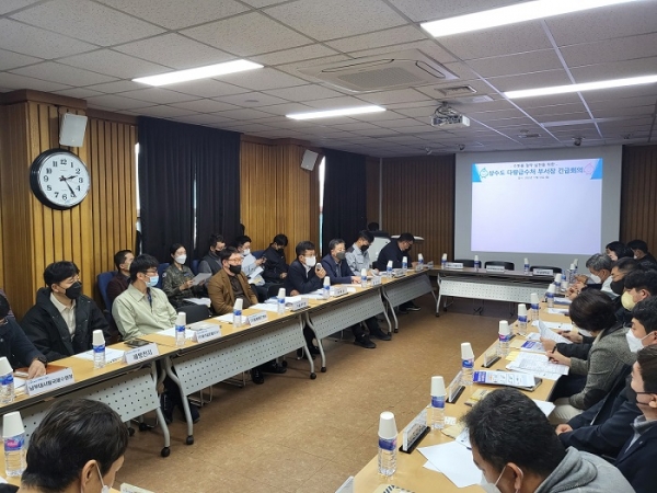 ▲광주광역시는 14일 덕남정수장에서 수돗물 월 1만t 이상 사용하는 상수도 다량급수처 30개 기관·업체 부서장과 긴급회의를 개최했다.(사진제공=광주광역시)