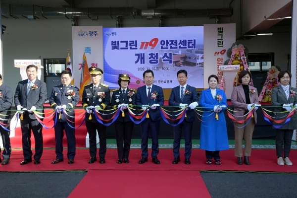 ▲문영훈 광주광역시 행정부시장이 15일 오전 광산구 삼거동에 위치한 빛그린119안전센터 개청식에 참석해 참석자들과 함께 테이프 커팅과 현판제막식을 하고 있다.(사진제공=광주광역시)