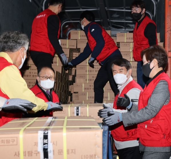 ▲이정선 광주광역시교육감이 15일 오후 1시경 광주시교육청에 도착한 2023학년도 대학수학능력시험 문답지 운송 차량의 봉인을 해제했다.(사진제공=광주광역시교육청)