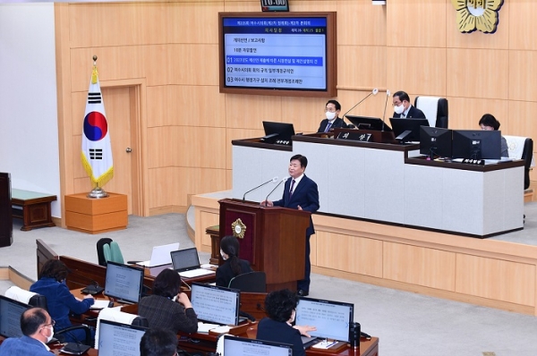 ▲정기명 여수시장이 지난 15일 열린 제225회 여수시의회 정례회 시정연설에서 내년도 시정운영 방향을 밝혔다.(사진제공=여수시)