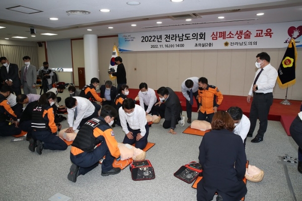▲전남도의회는 16일 도의회 초의실에서 의원들과 사무처 직원들을 대상으로 심폐소생술 교육을 실시했다.(사진제공=전라남도의회)