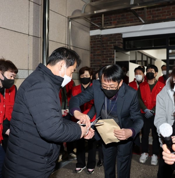 ▲이정선 광주시교육감이 17일 새벽 4시45분 2023학년도 수능 시험지를 봉인 해제했다.(사진제공=광주광역시교육청)