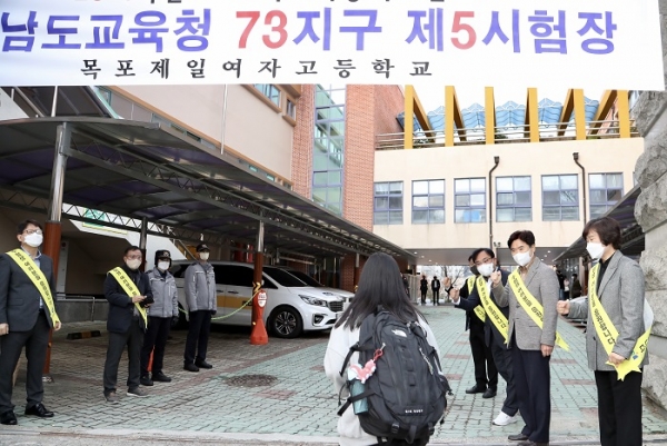 ▲김대중 전남교육감이 목포제일여고 시험장을 방문 2023 수능 수험생을 응원했다.(사진제공=전라남도교육청)