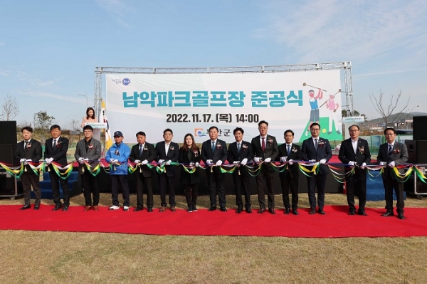 ▲무안군은 지난 17일 삼향읍 남악 일원에서 남악 파크골프장 준공식을 개최했다.(사진제공=무안군)
