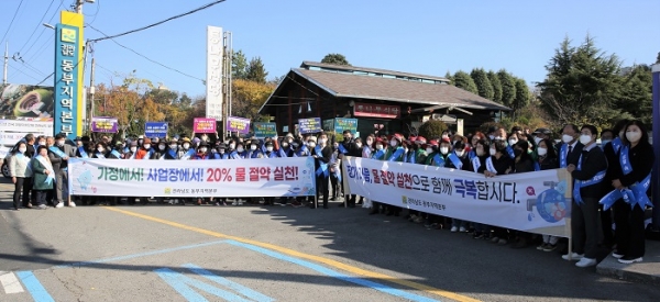 ▲전라남도는 18일 ‘장기 가뭄 극복을 위한 20% 물 절약 실천’ 간담회를 하고 대대적인 현장 캠페인을 펼쳤다.(사진제공=전라남도)