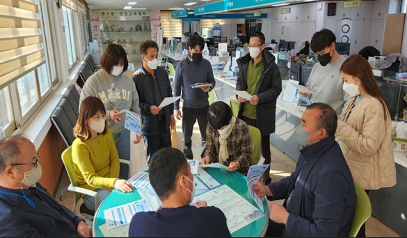 ▲부서를 방문해 에너지절약 5대 실천 사항 및 개선사항을 홍보하고 있다.(사진제공=강진군)