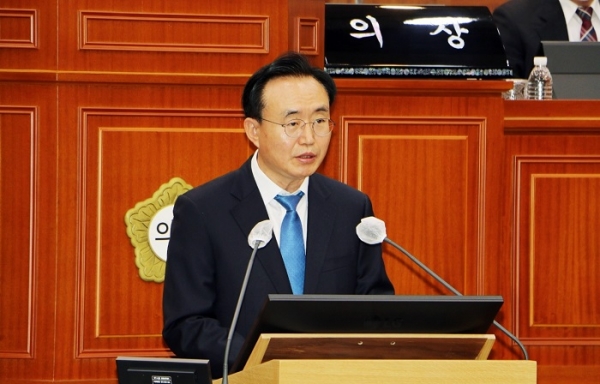 ▲윤병태 나주시장이 21일 시의회 본회의장에서 민선 8기 첫 본예산인 2023년도 예산안 제출에 즈음한 시정 연설문을 발표하고 있는 모습.(사진제공=나주시)
