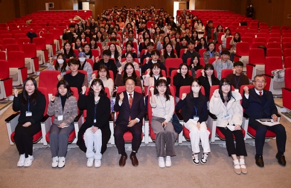 ▲강기정 광주광역시장이 21일 오후 광산구 광주시공무원교육원에서 예비공무원과 중견간부 등 교육생들을 대상으로 한 특강을 마친 뒤 기념촬영을 하고 있다.(사진제공=광주광역시)
