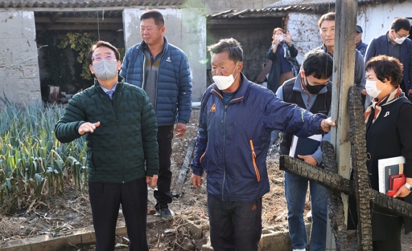 ▲ 지난 21일 화재피해 가구를 방문하여 위문하고 있다. (사진제공=강진군)