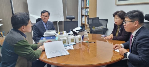 ▲유미자 강진부군수가 국회 서정숙 의원실을 방문해 국고현안 업무를 설명하고 있다.(사진제공=강진군)